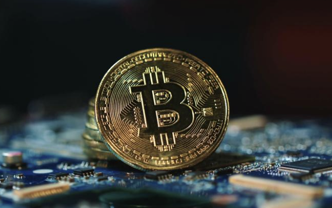 比特币牛市“刹车”不改长期信仰？渣打、伯恩斯坦下调短期目标价格，但看好2030年到50万美元