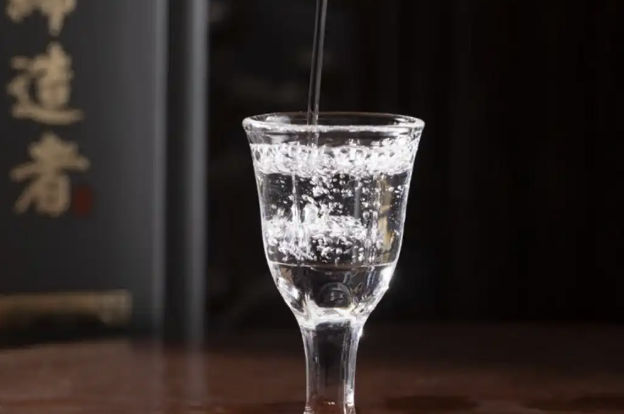 中信建投：跨年行情成长先行 白酒蓄力静待春来