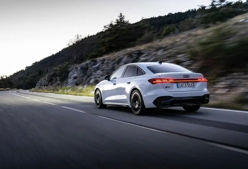 崔东树：2025年12月中国汽车实现出口99万辆 同比增73% 环比增23% 同比和环比走势总体较强